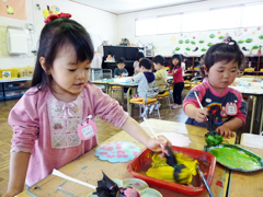 年少さんの絵の具を使った造形あそび「もっとやりたーい!!」