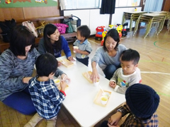 今日は、さつまいもケーキづくり。「おいしくな~れ。」