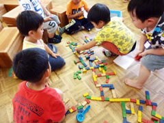 ちいさい子も大きい子も一緒になってあそんでいます。「ここにならべようかな?」