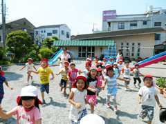 先生とおいかけっこやかくれんぼ、はじめの一歩!朝から汗だくです