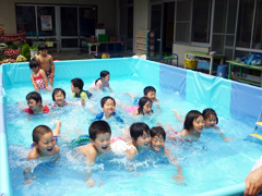6/23~8/28まで毎日この大きなプールで思い切り泳いだり水遊びをします