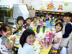 「給食とってもおいしいよ!野菜だって食べられるようになったよ」