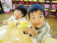 「りんごやさつまいも入りのおいしそうなカップケーキのでっきあがり~♡」