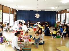 友達や先生とたくさんあそびます。