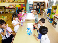 たくさん外で遊んだ後は、ひと休み「いっぱいあそんだ後の冷たいお茶はサイコー!!」