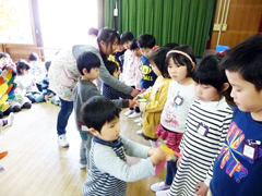 送る会「お兄さん、お姉さんいっぱい遊んでくれてありがとう。」