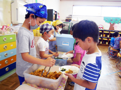 年長さんは自分たちで配膳をします「このくらいですか?はい、どうぞ」