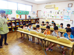 楽譜を見てメロディオンも吹けます「ドトソソ~♪」