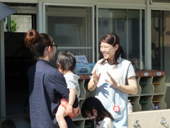 保護者にその日のお子さんの様子を伝えたり、相談を受けたりします。