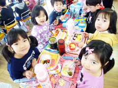 【送る会】 みんなで食べるお弁当はおいしかったね。