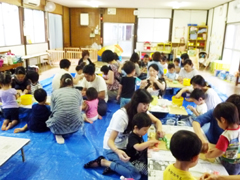 色々な色の小麦粉粘土を作って遊びました。キッズさんだけでなく、お父さん、お母さんも熱中しました。