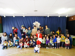 サンタさんのお嫁さんが、良い子のキッズさんにプレゼントを持ってきてくれました。みんなで一緒にハイポーズ!