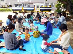 今日は近くの公園でお散歩に来ました。青空の下で絵本をみたり、おやつも食べました。