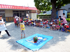 夏といえばスイカ割り!!「あとすこしだよ!そこそこ!」
