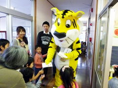 【フェスティバル】トライくんも来てくれたよ!シールをプレゼントしてくれました。