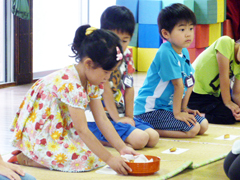 「こうして、お菓子を頂くんだったかな・・・。」